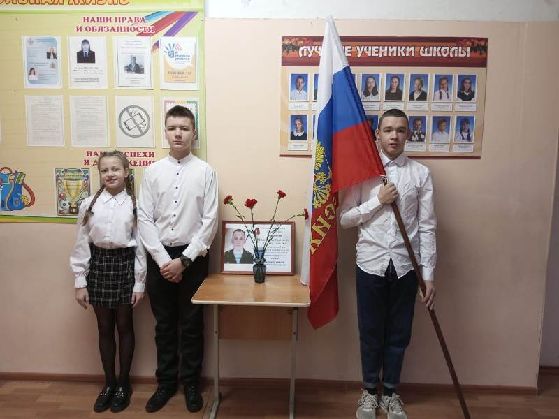 8 декабря 2023 года в основной школе N12 г. Приволжска состоялись патриотические мероприятие, посвященное Дню героев Отечества.